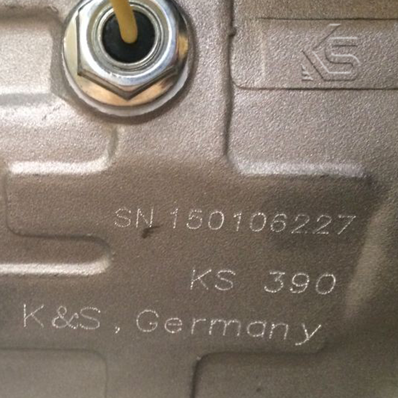 Individuelle Seriennummern auf jedem Motor